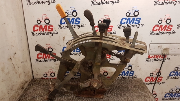 Massey Ferguson 4255 Cab Lift Rear Console Controls 3814519m92 - תא ופנים הרכב עבור טרקטור חקלאי: תמונה 1 Massey Ferguson 4255 Cab Lift Rear Console Controls 3814519m92 - תא ופנים הרכב עבור טרקטור חקלאי: תמונה 1