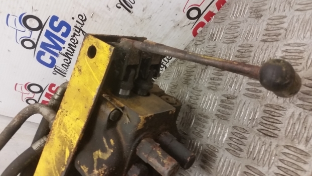Massey Ferguson 50b Hydraulic Distribution Valve Assembly D100842 - שסתום הידרולי עבור מחפרון: תמונה 3 Massey Ferguson 50b Hydraulic Distribution Valve Assembly D100842 - שסתום הידרולי עבור מחפרון: תמונה 3