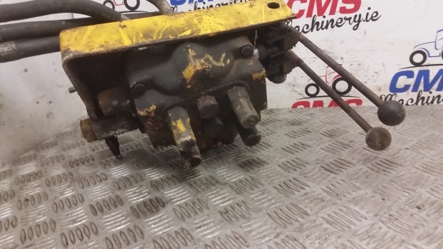 Massey Ferguson 50b Hydraulic Distribution Valve Assembly D100842 - שסתום הידרולי עבור מחפרון: תמונה 2 Massey Ferguson 50b Hydraulic Distribution Valve Assembly D100842 - שסתום הידרולי עבור מחפרון: תמונה 2