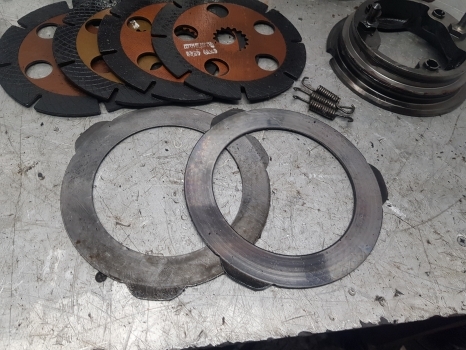 New Holland Lm435a Dana Spicer Brake Actuator Disc Kit 112.07.610.02; 85813919 - דיסק בלמים עבור מפעיל טלסקופי: תמונה 2 New Holland Lm435a Dana Spicer Brake Actuator Disc Kit 112.07.610.02; 85813919 - דיסק בלמים עבור מפעיל טלסקופי: תמונה 2