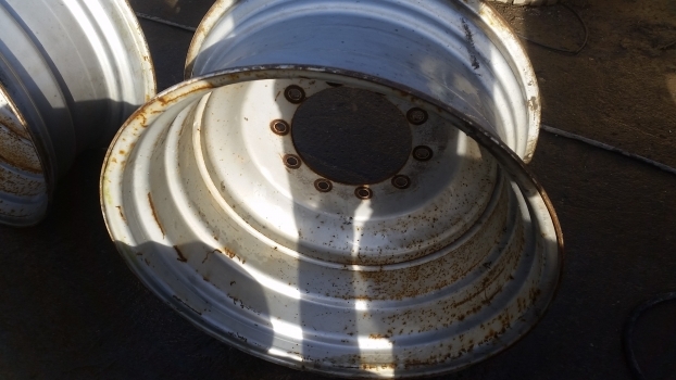 Old Stock Old Stock Front Rim 15 X 30 - חישוק עבור טרקטור חקלאי: תמונה 2 Old Stock Old Stock Front Rim 15 X 30 - חישוק עבור טרקטור חקלאי: תמונה 2