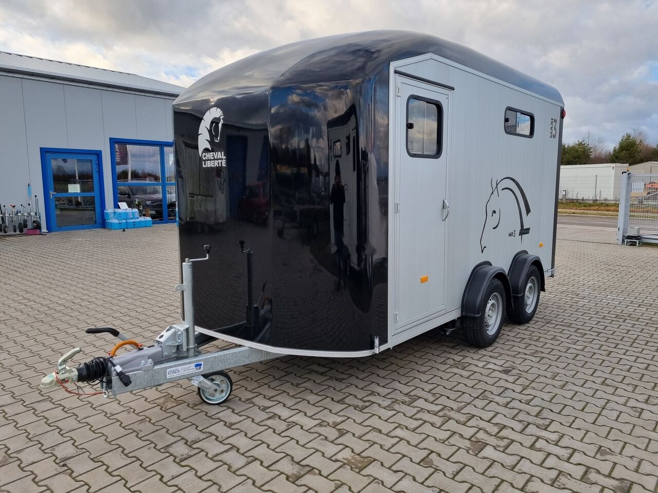 Cheval Liberté Maxi 3 Minimax trailer for 3 horses GVW 3500kg tack room saddle - קרון נגרר לסוסים: תמונה 5 Cheval Liberté Maxi 3 Minimax trailer for 3 horses GVW 3500kg tack room saddle - קרון נגרר לסוסים: תמונה 5