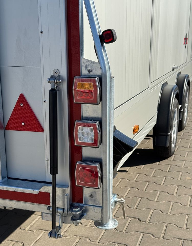 DEBON Debon C2000 - zamknięta przyczepa do przewozu aut, 550 x 215 cm, 3500kg, felgi ALU, wciągarka elektryczna - קרון נגרר בהובלה אוטומטית: תמונה 5 DEBON Debon C2000 - zamknięta przyczepa do przewozu aut, 550 x 215 cm, 3500kg, felgi ALU, wciągarka elektryczna - קרון נגרר בהובלה אוטומטית: תמונה 5