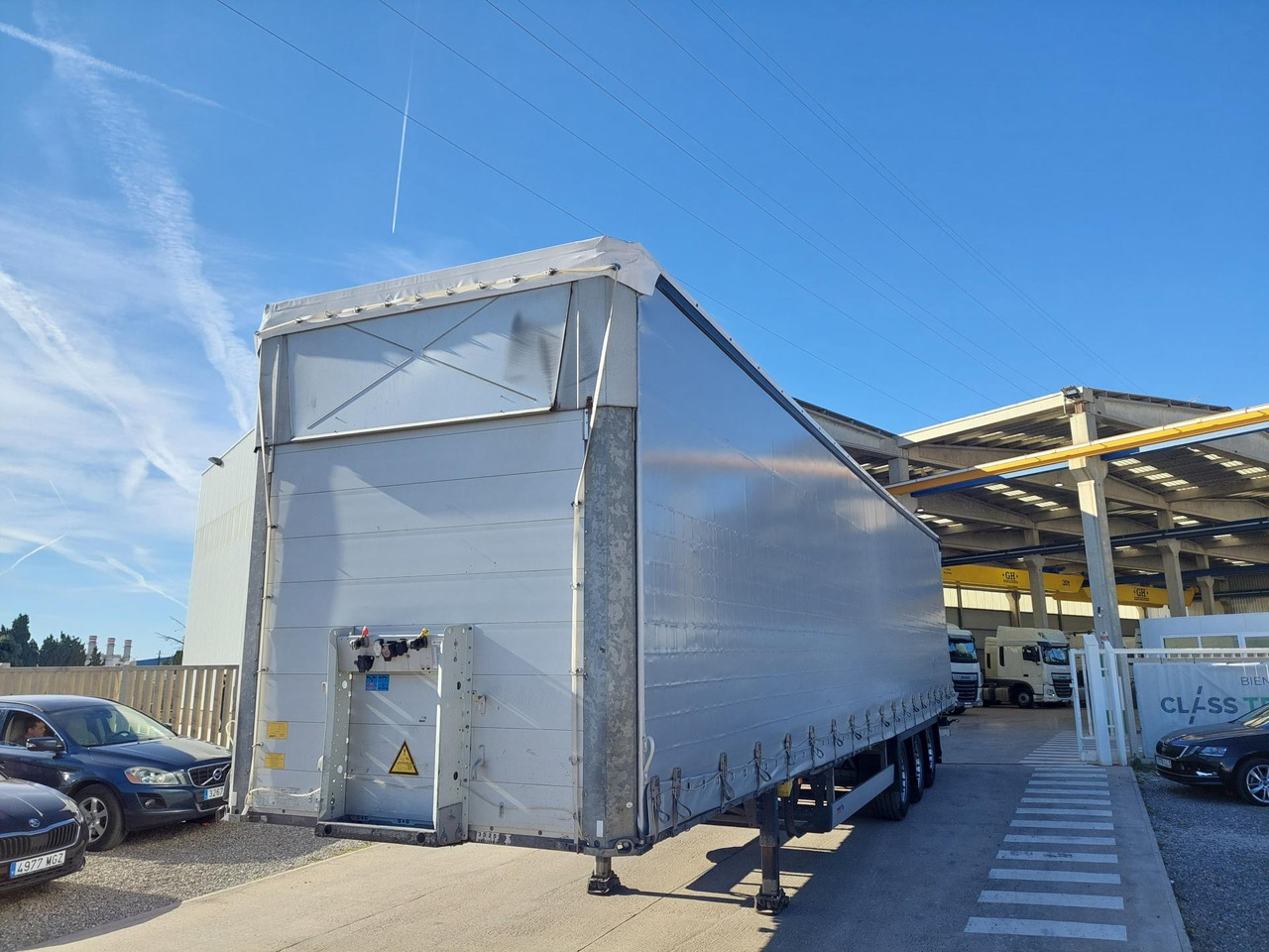Schmitz Cargobull SCS24/L Varios - סמיטריילר עם וילונות צד: תמונה 1 Schmitz Cargobull SCS24/L Varios - סמיטריילר עם וילונות צד: תמונה 1