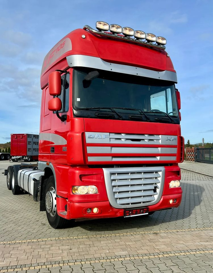 DAF XF105.510 | 6x2 | Pod zabudowę |Os podnoszona i skrętna | Retarder | Webasto | Klimatyzacja - משאית עם שלדת תא: תמונה 1 DAF XF105.510 | 6x2 | Pod zabudowę |Os podnoszona i skrętna | Retarder | Webasto | Klimatyzacja - משאית עם שלדת תא: תמונה 1