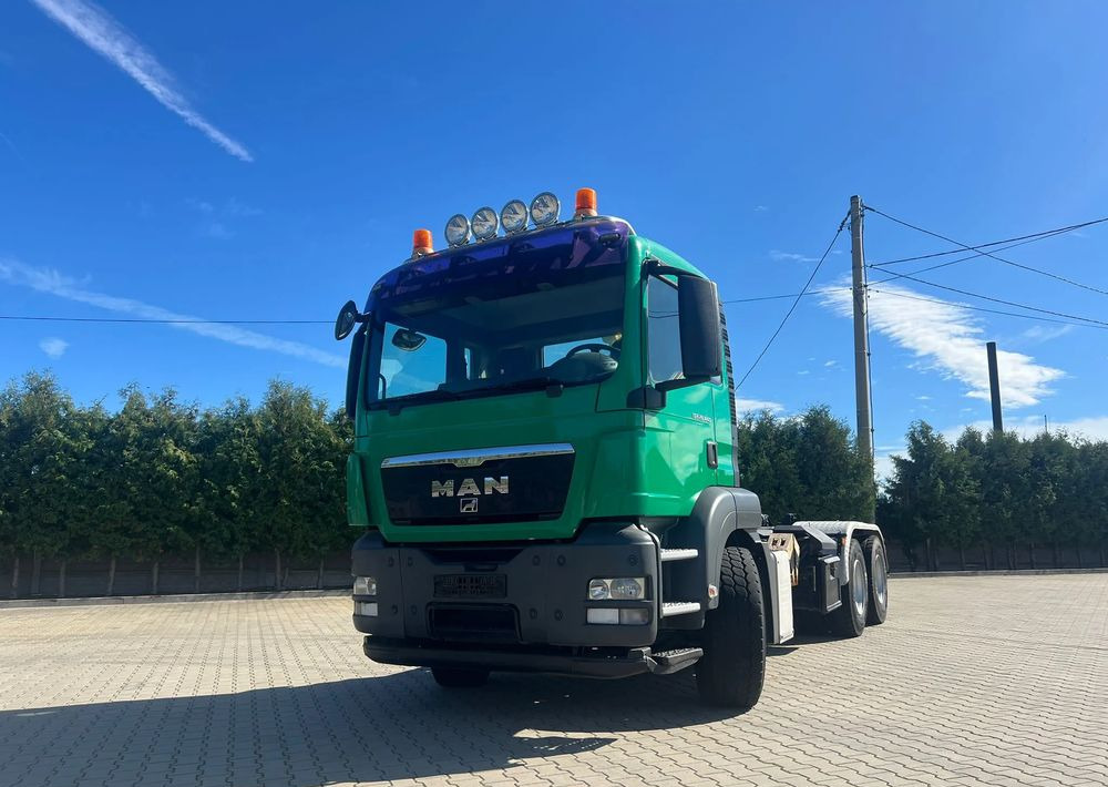 MAN TGS 26.440 | Hakowiec Meiller| 6x4  | 440 KM | przód resor, tył pneumatyczne |Belka ostrzegawcza (koguty) - משאית הרמת וו: תמונה 1 MAN TGS 26.440 | Hakowiec Meiller| 6x4  | 440 KM | przód resor, tył pneumatyczne |Belka ostrzegawcza (koguty) - משאית הרמת וו: תמונה 1