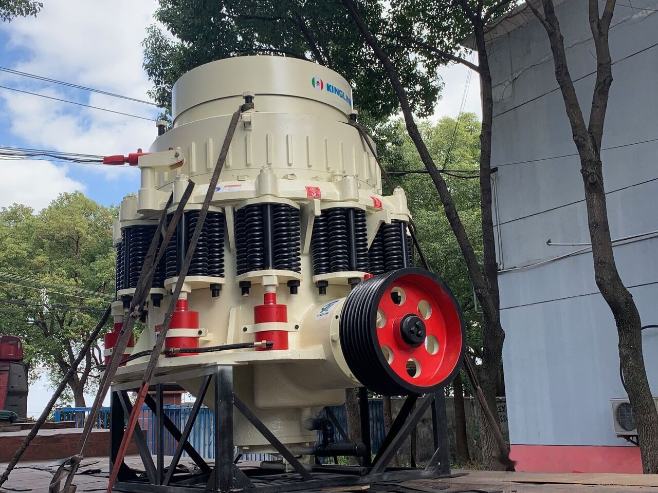 Kinglink NEW 4.25 Feet KLM1300 300TPH Iron Stone Cone Crusher - מגרסת חרוט: תמונה 2 Kinglink NEW 4.25 Feet KLM1300 300TPH Iron Stone Cone Crusher - מגרסת חרוט: תמונה 2