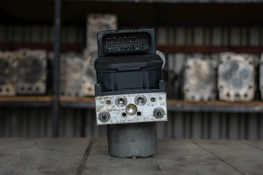 MERCEDES-BENZ ABS BRAKE UNIT - חלקי בלמים עבור משאית: תמונה 1 MERCEDES-BENZ ABS BRAKE UNIT - חלקי בלמים עבור משאית: תמונה 1