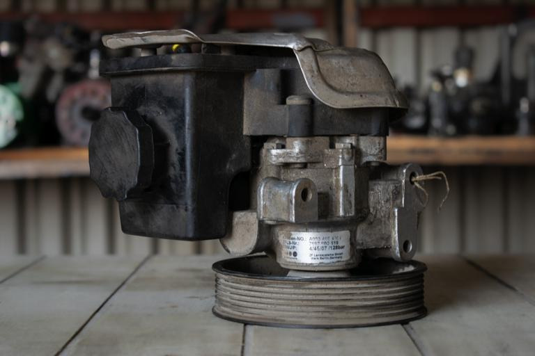MERCEDES-BENZ SPRINTER (903) 313 CDI HYDRAULIC POWER STEERING PUMP - משאבת היגוי עבור משאית: תמונה 2 MERCEDES-BENZ SPRINTER (903) 313 CDI HYDRAULIC POWER STEERING PUMP - משאבת היגוי עבור משאית: תמונה 2