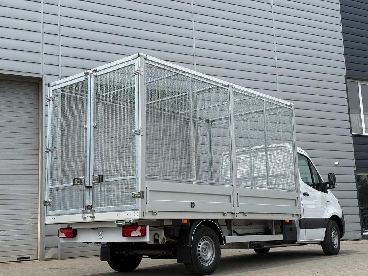 Mercedes eSprinter - כלי רכב מסחרי במיטה שטוחה, כלי רכב מסחרי חשמלי: תמונה 3 Mercedes eSprinter - כלי רכב מסחרי במיטה שטוחה, כלי רכב מסחרי חשמלי: תמונה 3