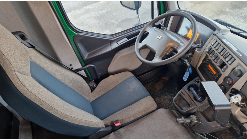 Interior photo 1: משאית תיבה Volvo FL250 4X2 lifting box