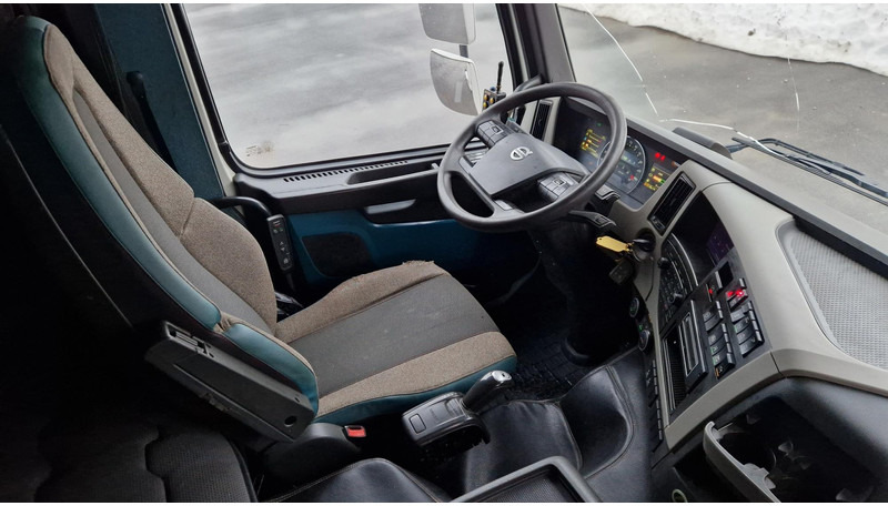 Interior photo 1: משאית עם שלדת תא Volvo FM460 6X2*4 chassis