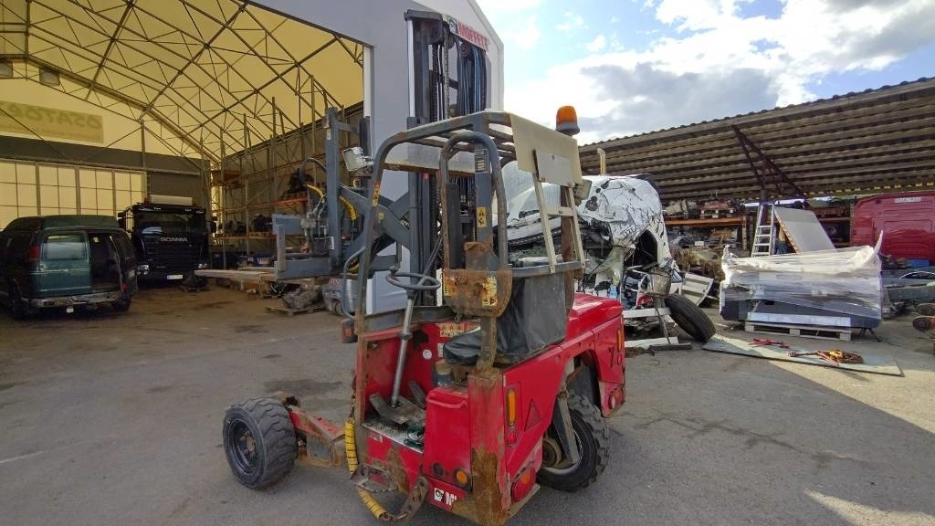 Moffett M4 25.4 ajoneuvotrukki - מלגזה מותקנת על משאית: תמונה 2 Moffett M4 25.4 ajoneuvotrukki - מלגזה מותקנת על משאית: תמונה 2