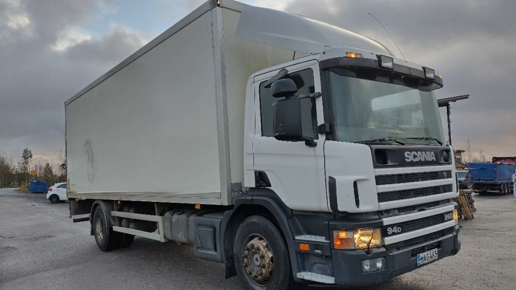 Scania P94 kokosivuaukeva kori+pl-nostin - משאית תיבה: תמונה 2 Scania P94 kokosivuaukeva kori+pl-nostin - משאית תיבה: תמונה 2