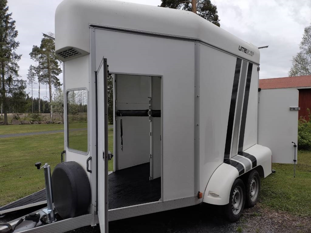 Umeå A45 Hevostraileri, etupurku - קרון נגרר להובלת בעלי חיים: תמונה 3 Umeå A45 Hevostraileri, etupurku - קרון נגרר להובלת בעלי חיים: תמונה 3