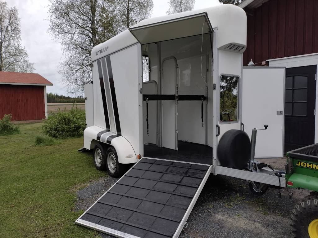 Umeå A45 Hevostraileri, etupurku - קרון נגרר להובלת בעלי חיים: תמונה 1 Umeå A45 Hevostraileri, etupurku - קרון נגרר להובלת בעלי חיים: תמונה 1