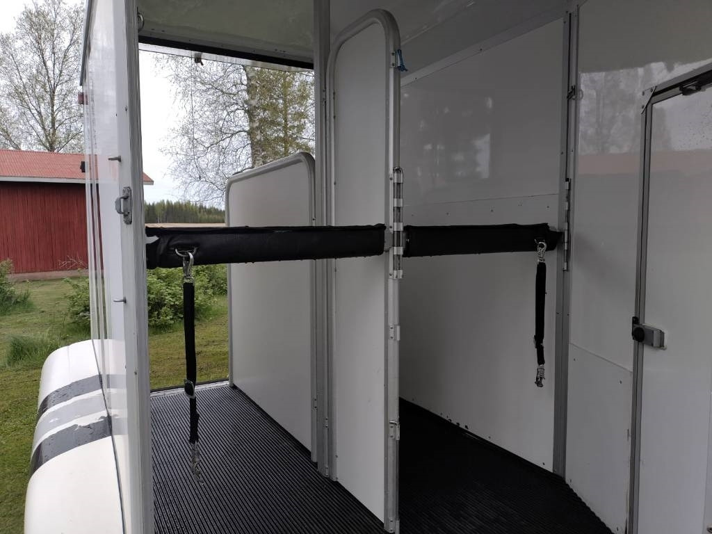 Umeå A45 Hevostraileri, etupurku - קרון נגרר להובלת בעלי חיים: תמונה 5 Umeå A45 Hevostraileri, etupurku - קרון נגרר להובלת בעלי חיים: תמונה 5