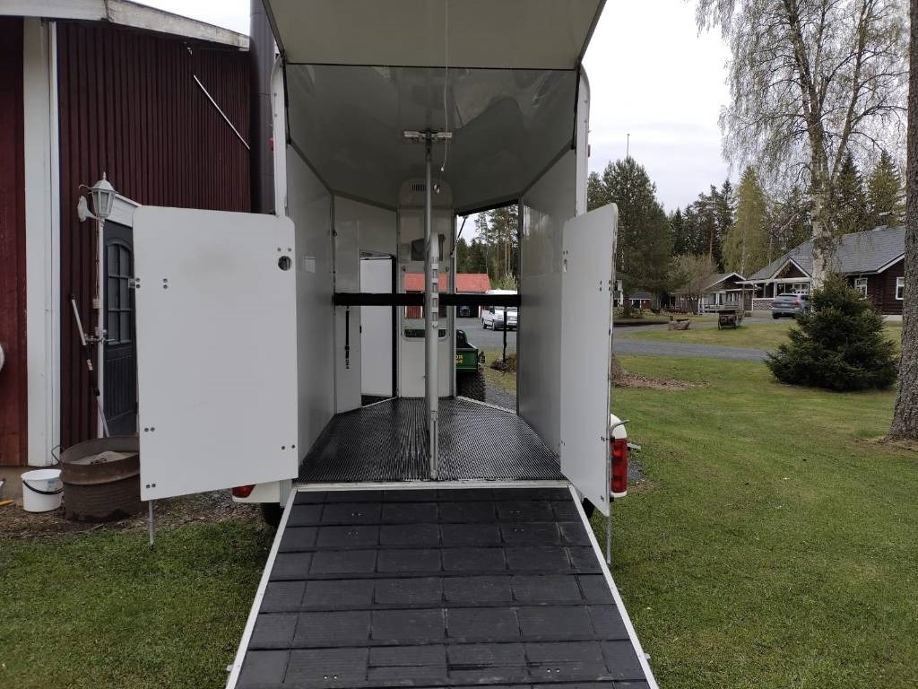 Umeå A45 Hevostraileri, etupurku - קרון נגרר להובלת בעלי חיים: תמונה 2 Umeå A45 Hevostraileri, etupurku - קרון נגרר להובלת בעלי חיים: תמונה 2