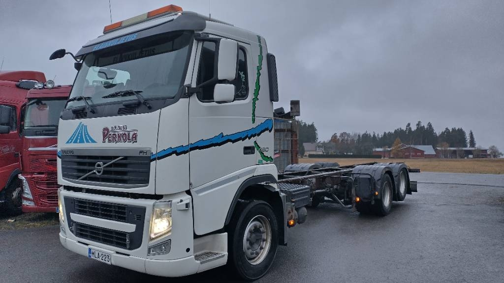 Volvo FH13 6x2 alusta, manuaalivaihteisto  - משאית עם שלדת תא: תמונה 1 Volvo FH13 6x2 alusta, manuaalivaihteisto  - משאית עם שלדת תא: תמונה 1