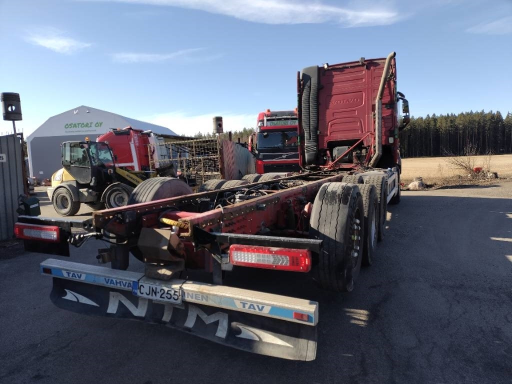 Volvo FH750 8x4 alusta - משאית עם שלדת תא: תמונה 4 Volvo FH750 8x4 alusta - משאית עם שלדת תא: תמונה 4