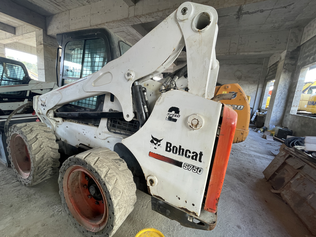 Bobcat S750 - מעמיס היגוי החלקה: תמונה 3 Bobcat S750 - מעמיס היגוי החלקה: תמונה 3