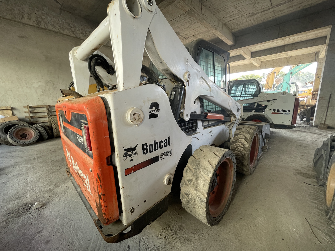 Bobcat S750 - מעמיס היגוי החלקה: תמונה 2 Bobcat S750 - מעמיס היגוי החלקה: תמונה 2