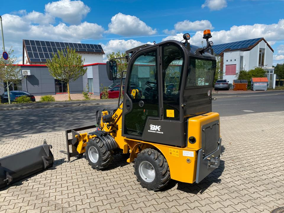 Radlader / Hoflader BK906 mit Kabine *INKL.19% MWST*PERKINS*BERGER KRAUS*GABELPAKET*CE*EURO* - מעמיס קומפקטי: תמונה 3 Radlader / Hoflader BK906 mit Kabine *INKL.19% MWST*PERKINS*BERGER KRAUS*GABELPAKET*CE*EURO* - מעמיס קומפקטי: תמונה 3