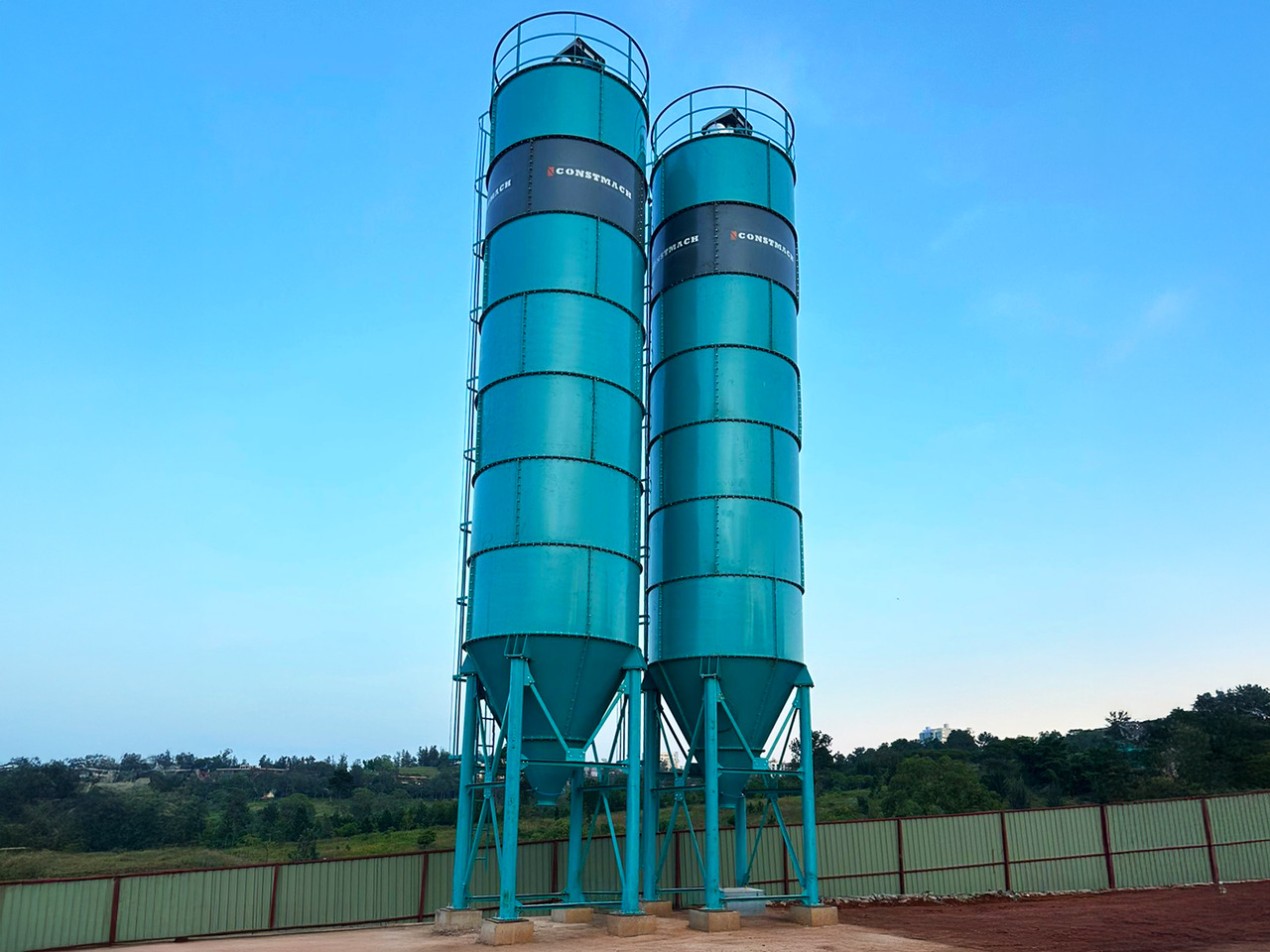 Constmach Zement Silo mit 100 Tonnen Kapazität - סילו מלט: תמונה 1 Constmach Zement Silo mit 100 Tonnen Kapazität - סילו מלט: תמונה 1