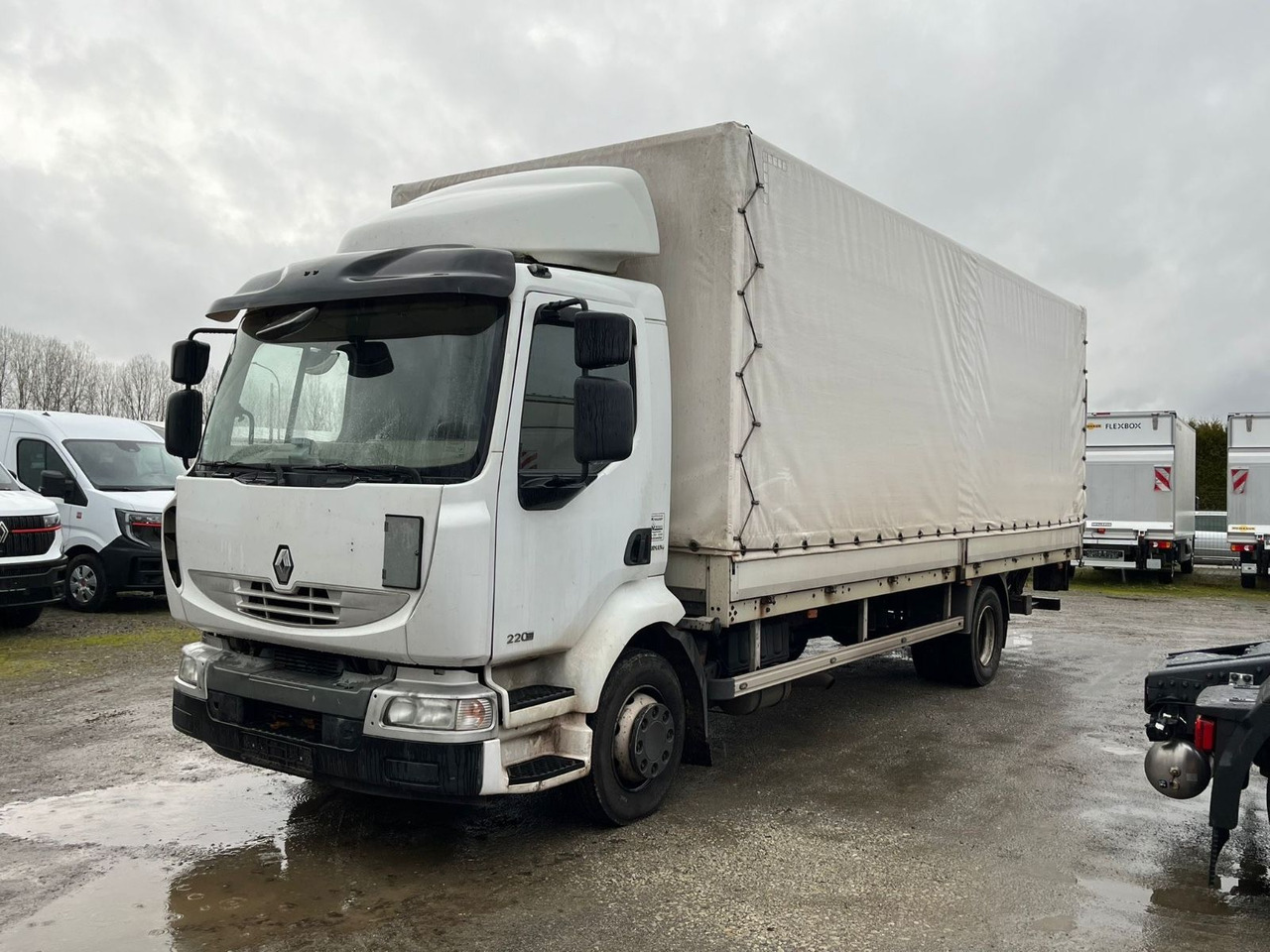 Renault MIDLUM 220 - משאית וילונות צד: תמונה 2 Renault MIDLUM 220 - משאית וילונות צד: תמונה 2