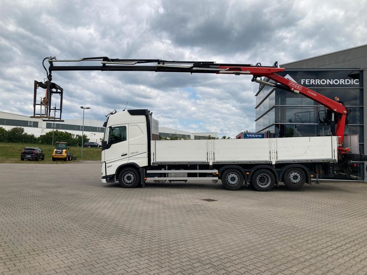 Volvo FH460 8x2 TRIDEM VLA&NLA gelenkt*FASSI F215AS.24 - משאית מנוף: תמונה 1 Volvo FH460 8x2 TRIDEM VLA&NLA gelenkt*FASSI F215AS.24 - משאית מנוף: תמונה 1