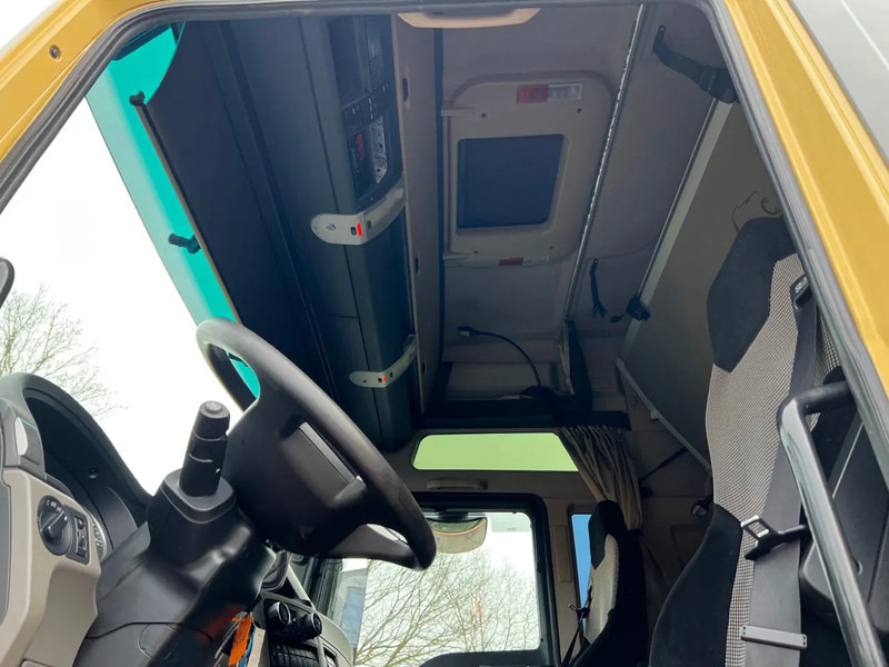 Interior photo 2: יחידת טרקטור MAN TGX 33.640 6x4 BBS
