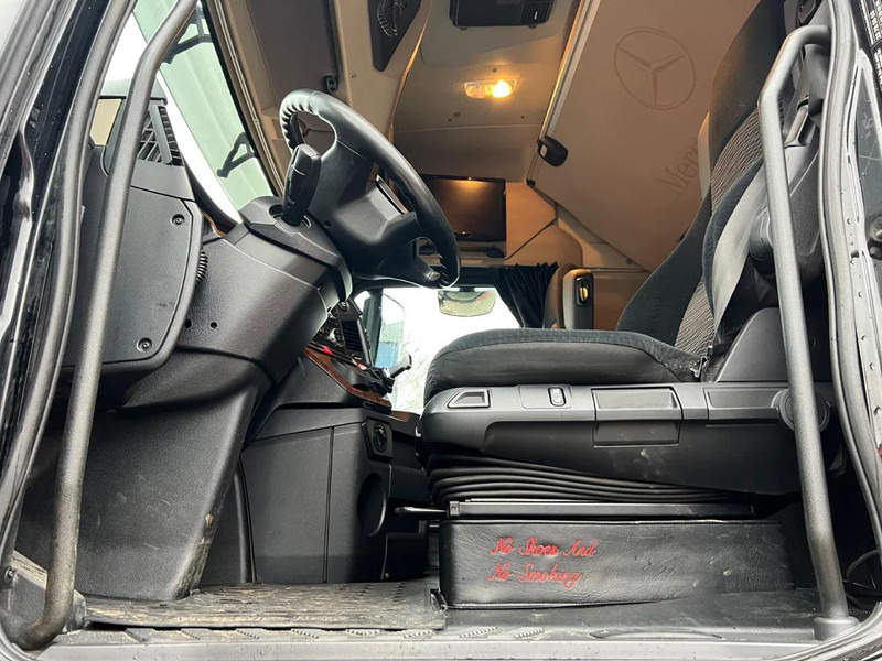 Interior photo 1: יחידת טרקטור Mercedes-Benz Actros 3351 LS 6x4