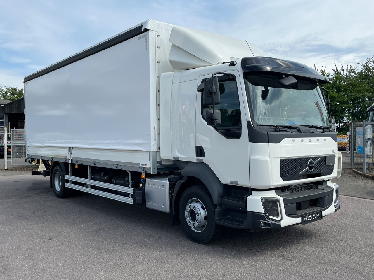 Volvo FL16.280 Junge Schiebeplane - משאית וילונות צד: תמונה 3 Volvo FL16.280 Junge Schiebeplane - משאית וילונות צד: תמונה 3