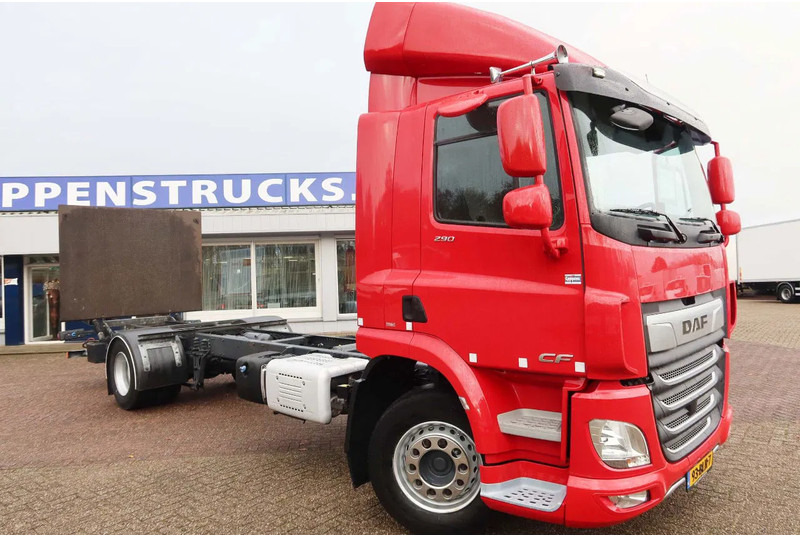 DAF CF 290 FA Chassis + 2500 KG Dhollandia laadklep - משאית עם שלדת תא: תמונה 2 DAF CF 290 FA Chassis + 2500 KG Dhollandia laadklep - משאית עם שלדת תא: תמונה 2