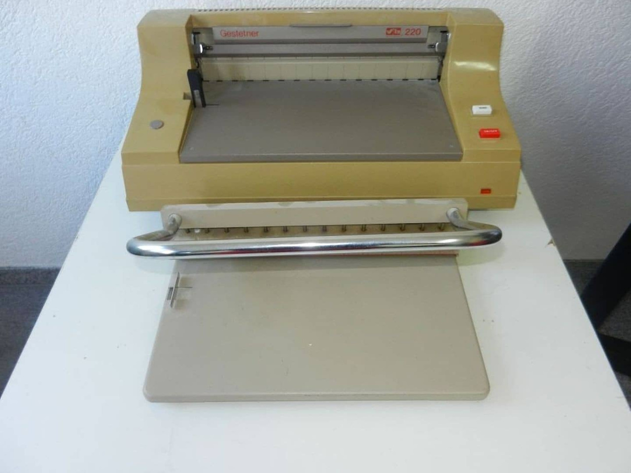 Gestetner 220 - מכונת כריכה: תמונה 1 Gestetner 220 - מכונת כריכה: תמונה 1