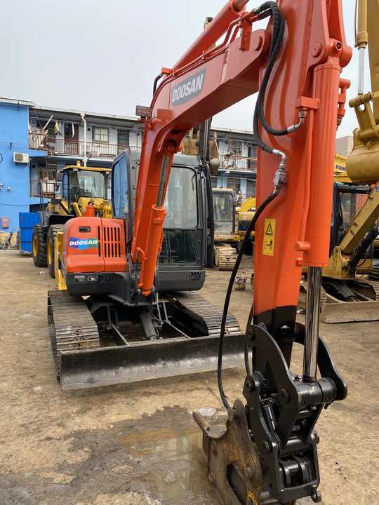Awesome Performance Korea Imported Small Scale Used Doosan Dx60 Excavator in Shanghai - מחפר סורק: תמונה 2 Awesome Performance Korea Imported Small Scale Used Doosan Dx60 Excavator in Shanghai - מחפר סורק: תמונה 2