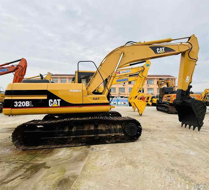 Caterpillar/cat Medium Used Excavator 20t Cat 320b,320c,320d Excavating Equipment With 0.8,1.0,1.2 Cbm Bucket Size In Shanghai - מחפר סורק: תמונה 1 Caterpillar/cat Medium Used Excavator 20t Cat 320b,320c,320d Excavating Equipment With 0.8,1.0,1.2 Cbm Bucket Size In Shanghai - מחפר סורק: תמונה 1