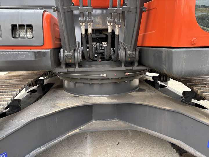 Good Quality Original 23ton Doosan DX225LCA Used Large Excavators for Sale at Low Price Secondhand Doosan225LCA Heavy Digger - מחפר סורק: תמונה 2 Good Quality Original 23ton Doosan DX225LCA Used Large Excavators for Sale at Low Price Secondhand Doosan225LCA Heavy Digger - מחפר סורק: תמונה 2