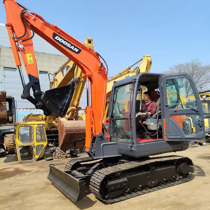High Quality Hot Sale Used 6t Mini Excavator Original Korea Doosan Used Excavators Doosan Dx60 With Good Performance - מחפר סורק: תמונה 1 High Quality Hot Sale Used 6t Mini Excavator Original Korea Doosan Used Excavators Doosan Dx60 With Good Performance - מחפר סורק: תמונה 1