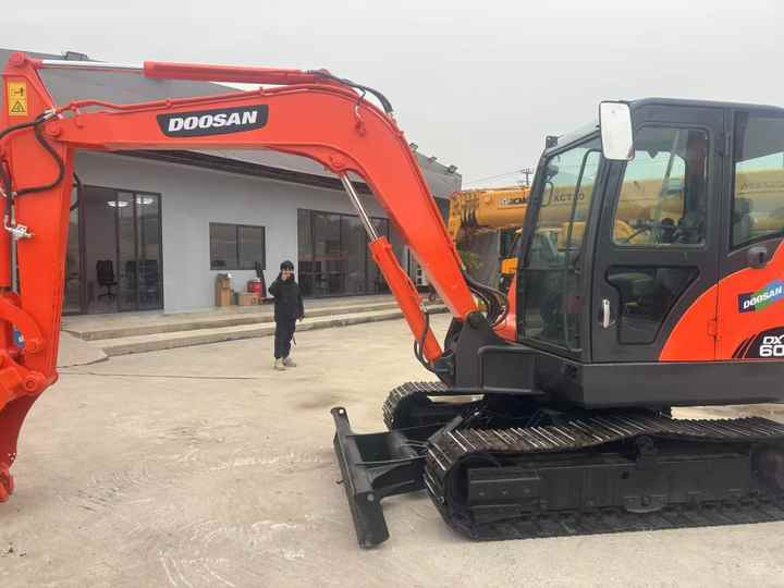 High Quality Hot Selling 6ton Second Hand Excavator Machine Mini Small Excavator DX60-9C Used Doosan Excavator for Sale DX60 - מחפר: תמונה 4 High Quality Hot Selling 6ton Second Hand Excavator Machine Mini Small Excavator DX60-9C Used Doosan Excavator for Sale DX60 - מחפר: תמונה 4
