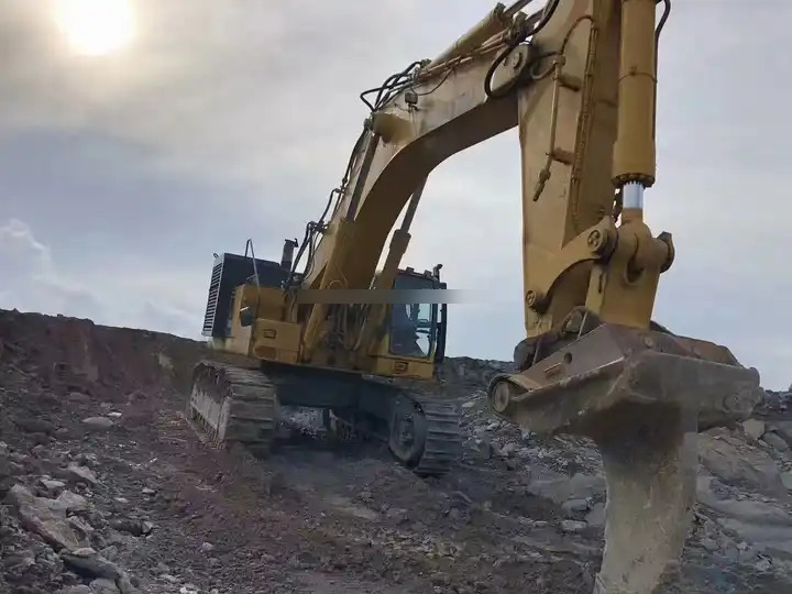 High Quality Used Crawler second hand digger PC800 large Excavator with buckets for sale 80ton Used Crawler second hand digger - מחפר סורק: תמונה 2 High Quality Used Crawler second hand digger PC800 large Excavator with buckets for sale 80ton Used Crawler second hand digger - מחפר סורק: תמונה 2