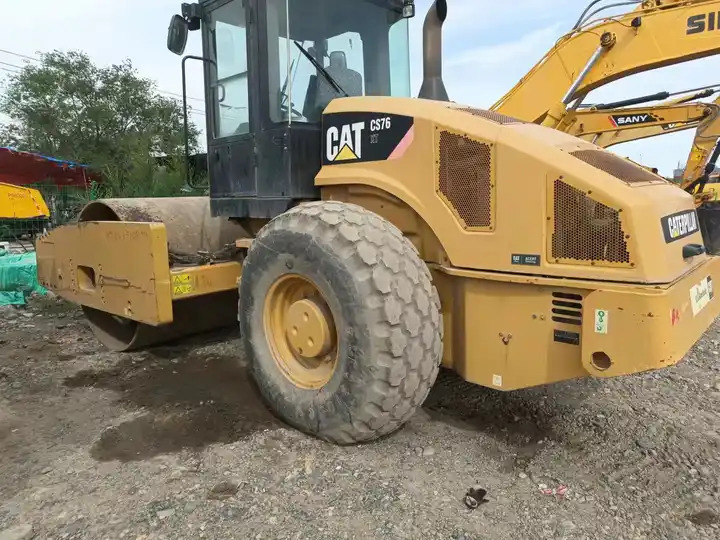 Used 18 ton Caterpillar Road Roller CAT CS76T Road Paving Machinery Soil Compactor made in USA - רולר כביש: תמונה 2 Used 18 ton Caterpillar Road Roller CAT CS76T Road Paving Machinery Soil Compactor made in USA - רולר כביש: תמונה 2