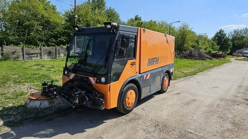 Mfh 5500 sweeper - with air conditionier - מטאטא כבישים: תמונה 2 Mfh 5500 sweeper - with air conditionier - מטאטא כבישים: תמונה 2
