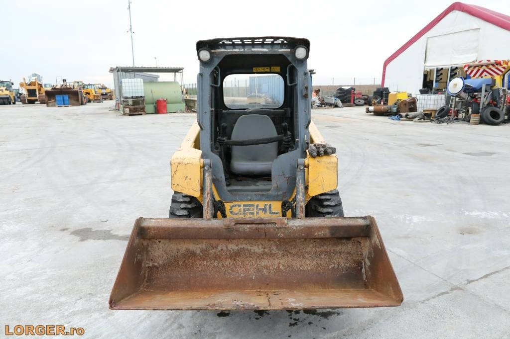 Gehl R 135 - מעמיס היגוי החלקה: תמונה 5 Gehl R 135 - מעמיס היגוי החלקה: תמונה 5