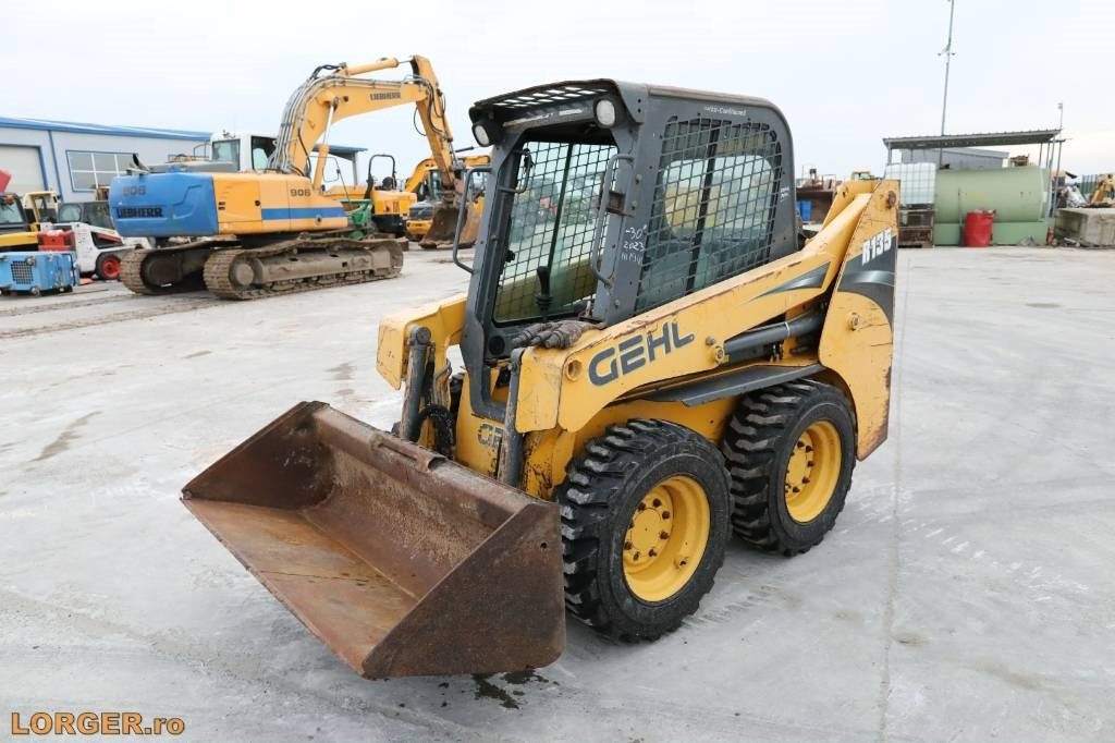 Gehl R 135 - מעמיס היגוי החלקה: תמונה 1 Gehl R 135 - מעמיס היגוי החלקה: תמונה 1