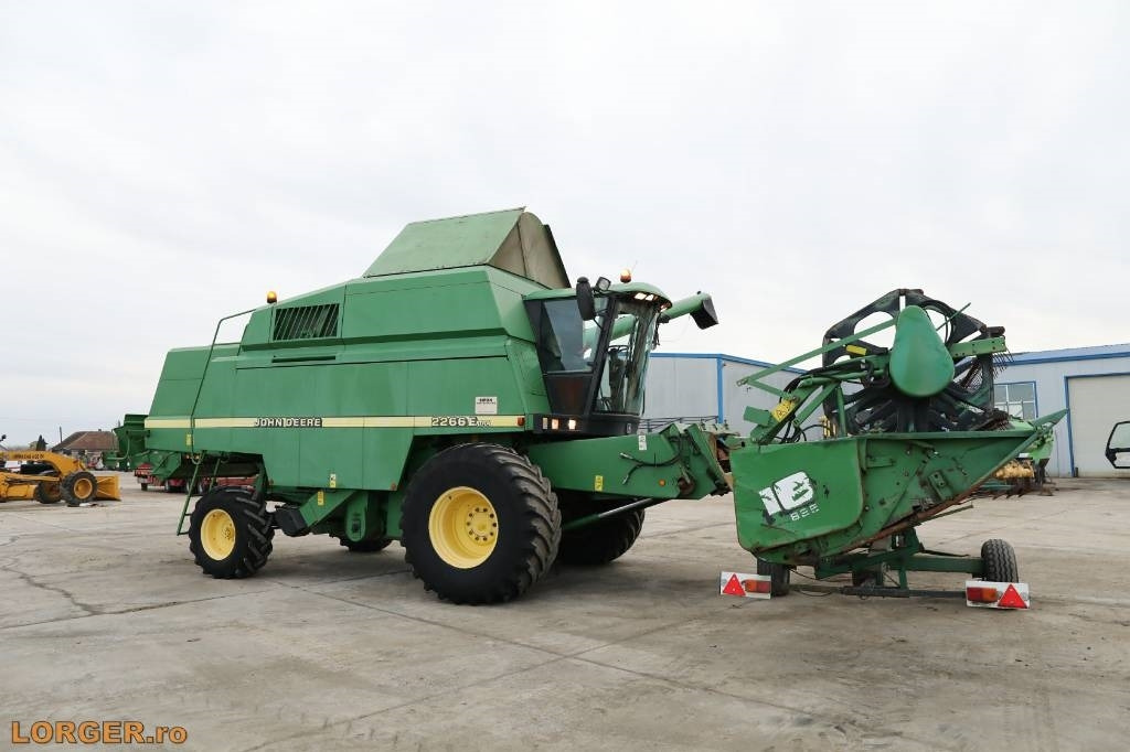 John Deere 2266 E - מקצרת קומבינה: תמונה 1 John Deere 2266 E - מקצרת קומבינה: תמונה 1
