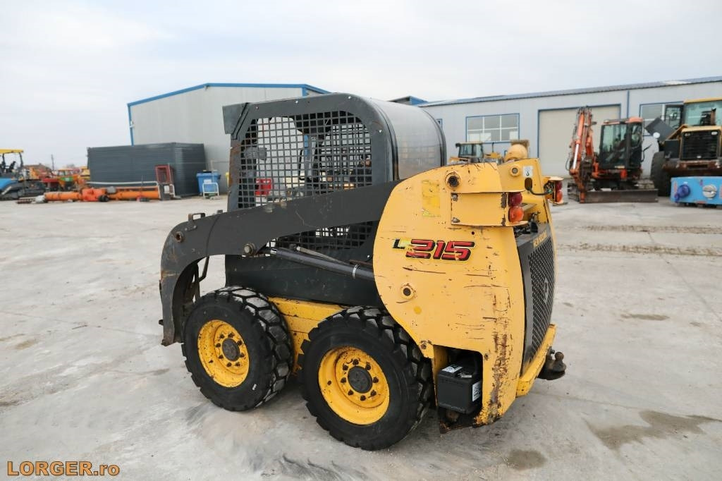 New Holland L 215 - מעמיס היגוי החלקה: תמונה 2 New Holland L 215 - מעמיס היגוי החלקה: תמונה 2