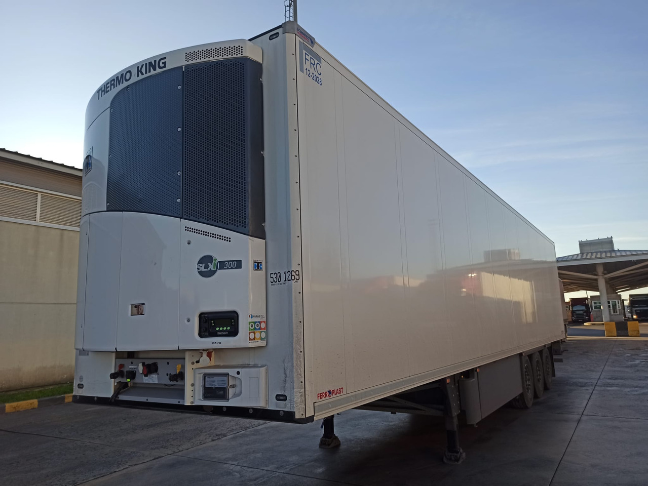 SCHMITZ CARGOBULL ThermoKing SKO 24/L - 13.4 FP COOL V7 FP 60 SMART - סמיטריילר עם קירור: תמונה 1 SCHMITZ CARGOBULL ThermoKing SKO 24/L - 13.4 FP COOL V7 FP 60 SMART - סמיטריילר עם קירור: תמונה 1