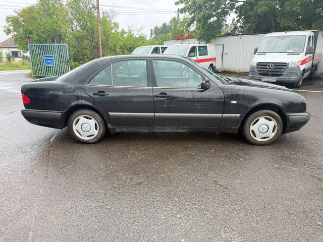 Mercedes-Benz E 200 - סדאן: תמונה 5 Mercedes-Benz E 200 - סדאן: תמונה 5