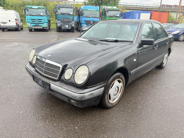 Mercedes-Benz E 200 - סדאן: תמונה 3 Mercedes-Benz E 200 - סדאן: תמונה 3